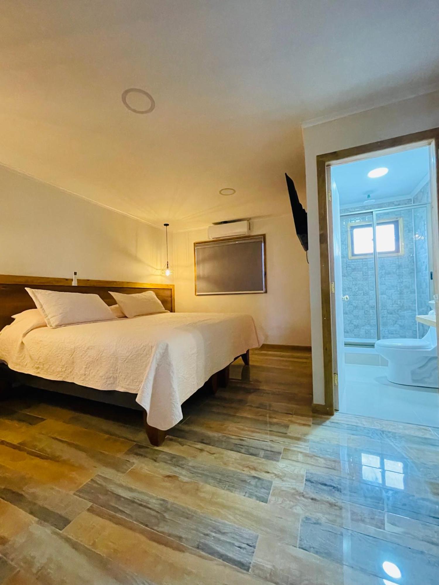 Residencial Victoria Said Hotel Linares Eksteriør billede